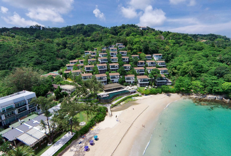 ビーチを臨む丘の上に建つヴィラ群