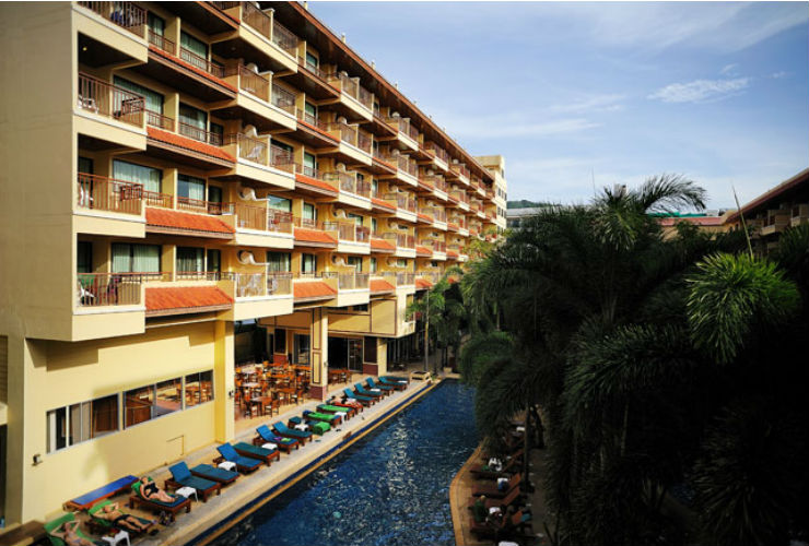 ホテルと熱帯の庭園のようなプール。