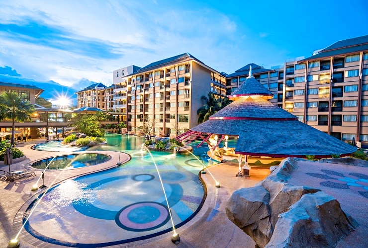 ホテルの象徴でもあるプール