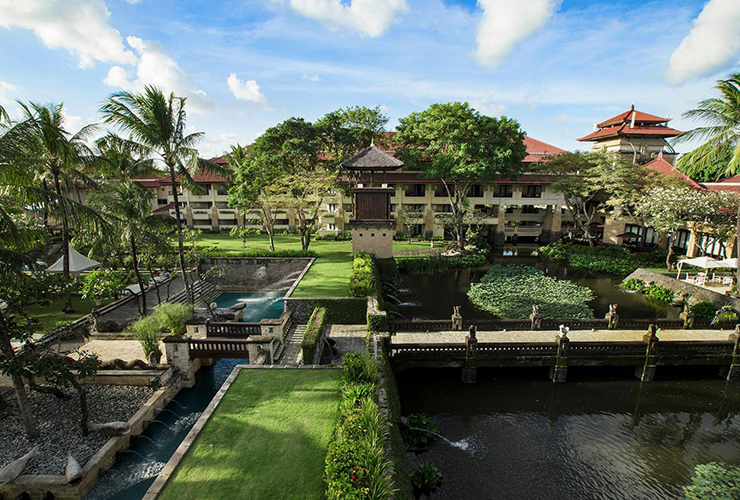 緑のガーデンに囲まれたホテルの外観