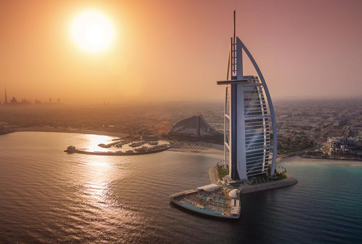 世界初の7つ星ホテルと呼ばれるブルジュ アル アラブ