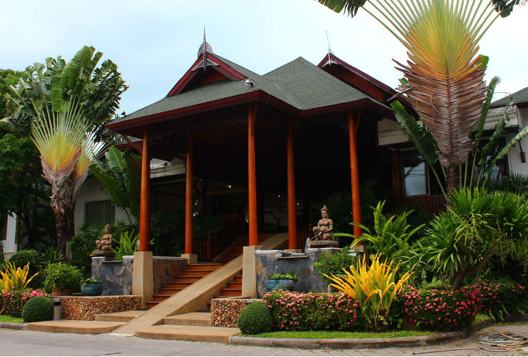 タイの雰囲気いっぱいの入口。