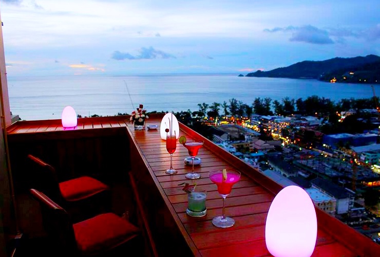 スカイラウンジからビーチを一望