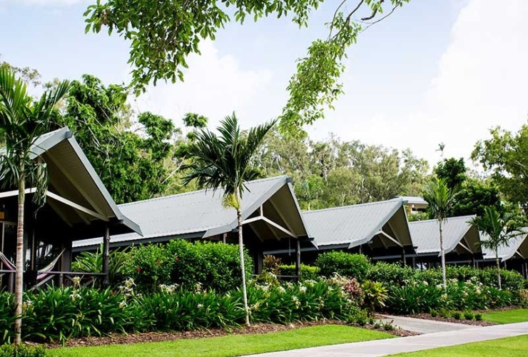 全棟に専用ウッドデッキ付きパームバンガロー