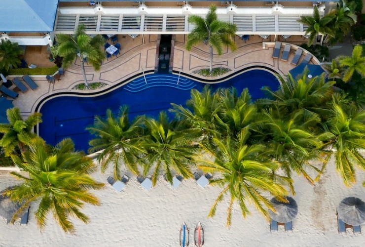 キャッツアイビーチに佇む静かな大人限定リゾートホテル