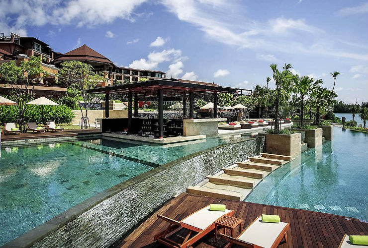 現代的なホテルとプール。