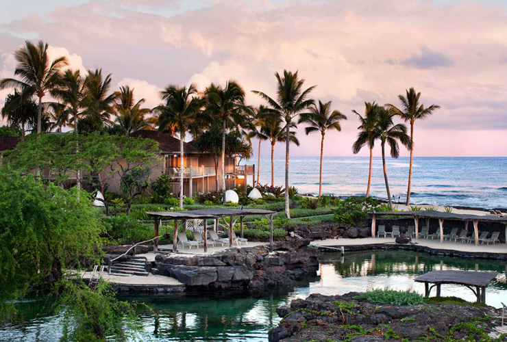 黒い溶岩と青い海のコントラストが美しい白砂ビーチ