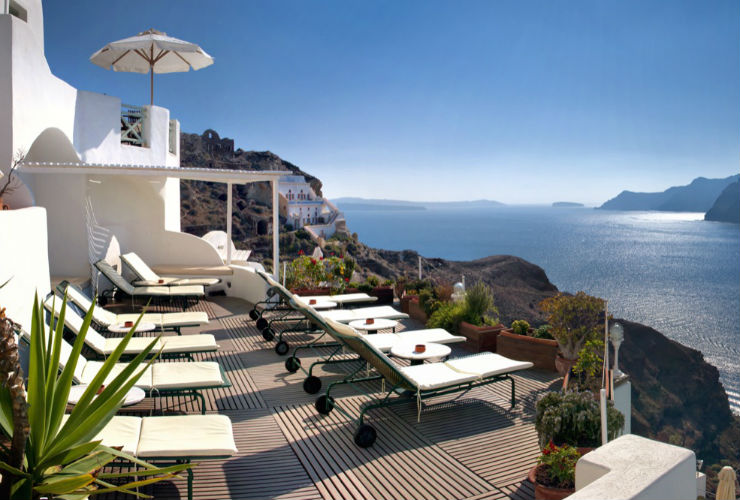 カルデラの崖に建つホテル。