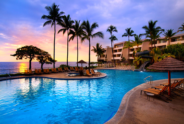 夕日が差し込むプールサイドのコントラストは絶景