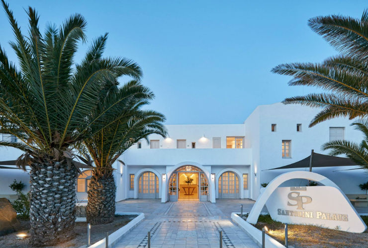 白亜の宮殿のようなホテル。