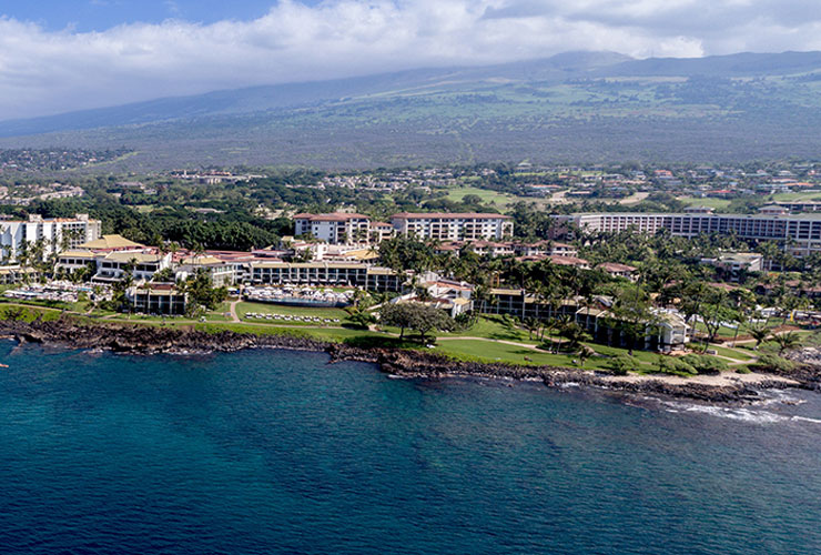 周囲の美しい海と島々の景色を望む宿泊施設