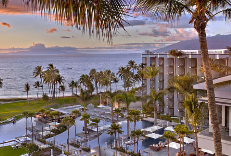 多彩なプールエリアとサンセット