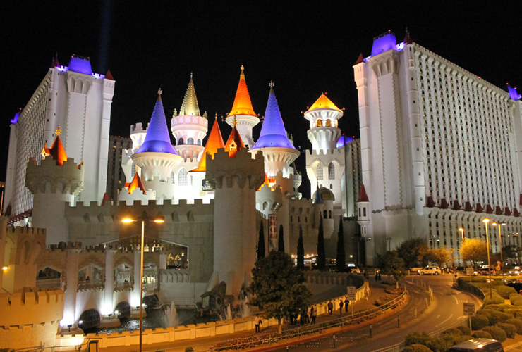 ライトアップされた外観はひときわカラフル