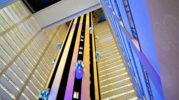 高速エレベーターで客室へ（公式HPより）