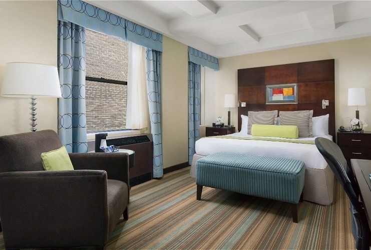 明るい雰囲気の客室