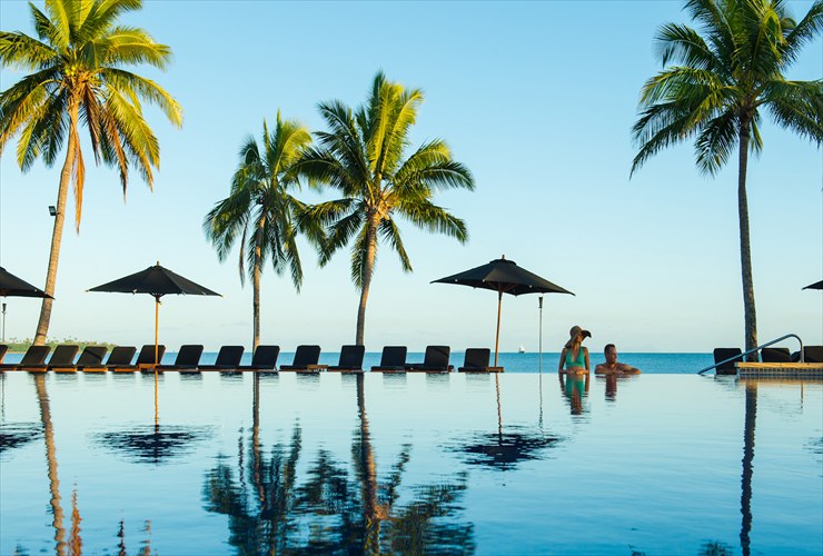 海と溶け合うようなインフィニティプール