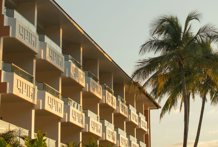 キャッツアイビーチの北端に位置する緑豊かな庭園に囲まれたホテル