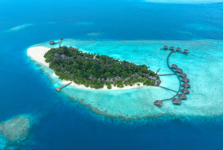 美しい白砂のビーチとカラフルなサンゴ礁に囲まれたリゾート