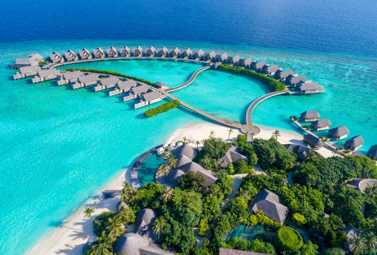 白い砂浜と豊かな熱帯植物に囲まれた隠れ家リゾート