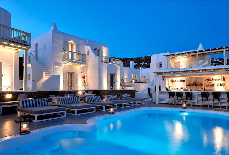 ギリシャらしい白い外観のホテル。