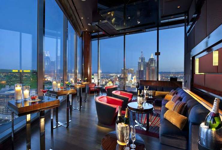 夜は高層階に位置する眺望抜群のバーでご歓談を