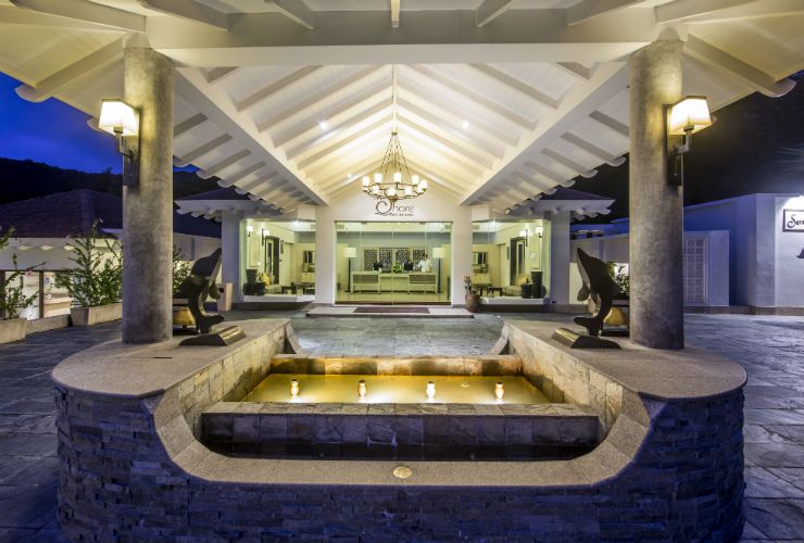 タイのデザインを取り入れた、現代建築のロビー