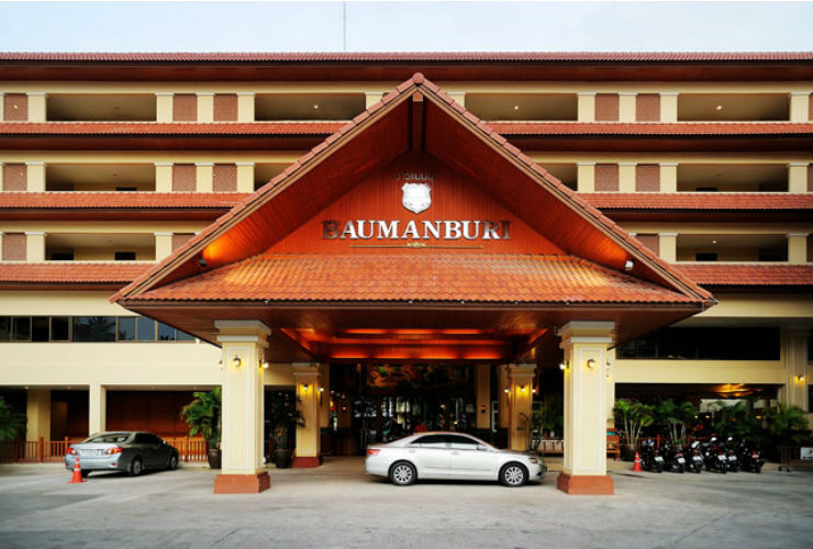 タイ伝統の雰囲気を取り入れたホテルの外観。