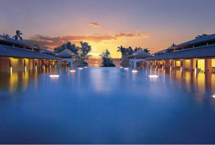 プールからのアンダマン海の夕日