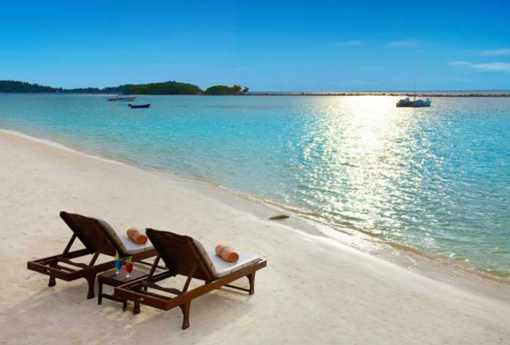 澄みきった青と白い砂がきれいです。