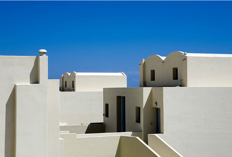 外観はギリシャらしい白い壁。
