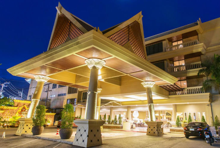 タイらしい豪華なエントランス