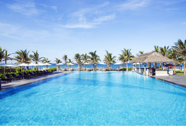 ビーチ近くのホテルのプール