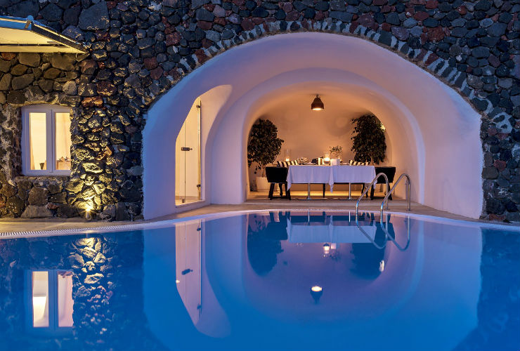 洞窟を生かしたつくりのホテルです。