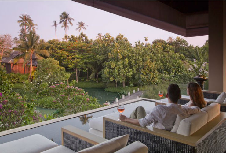 巨大なバニヤンの木の上で飲み物や軽食を。