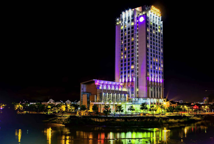 ライトアップされて綺麗　水面にも映ってちょっと幻想的