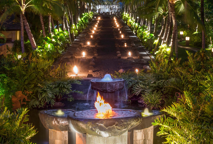 ファイアーショーとビーチへ続く美しい景色