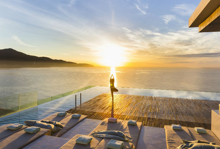 インフィニティプールの心地よい朝