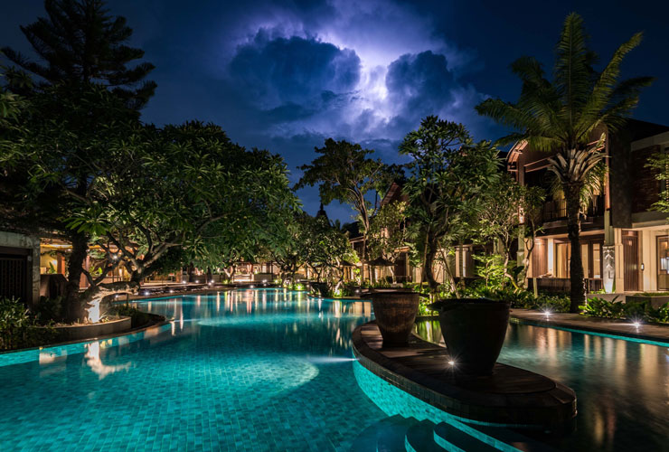 ホテルの外観とスイミングプール