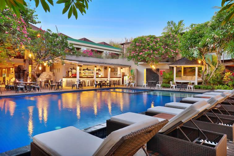 緑と花に囲まれた共有プール