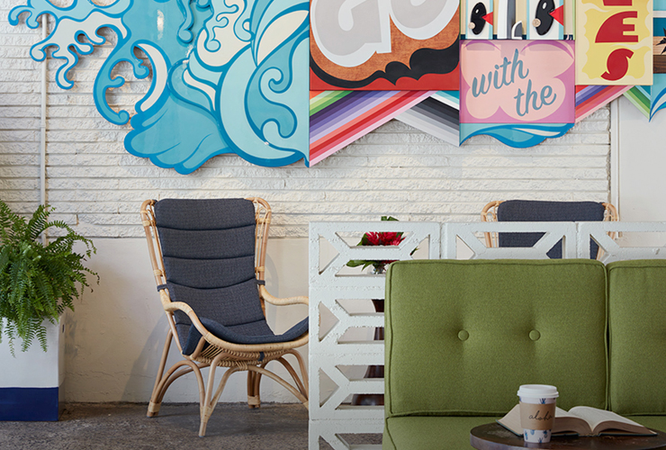 館内の至る所で出会うアートたち