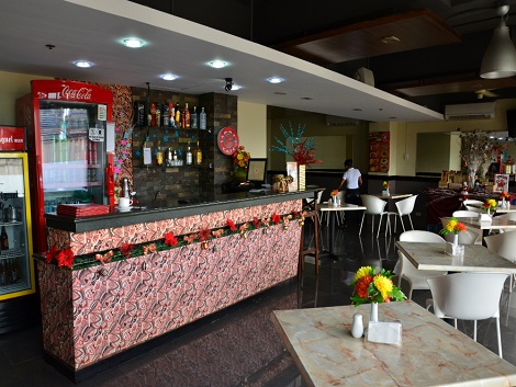 フロント横のレストラン