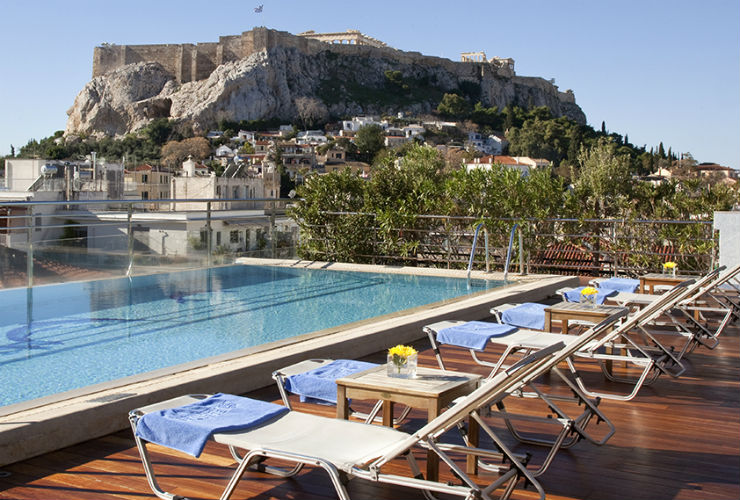 屋上のプールからもアテネの象徴・アクロポリスが。