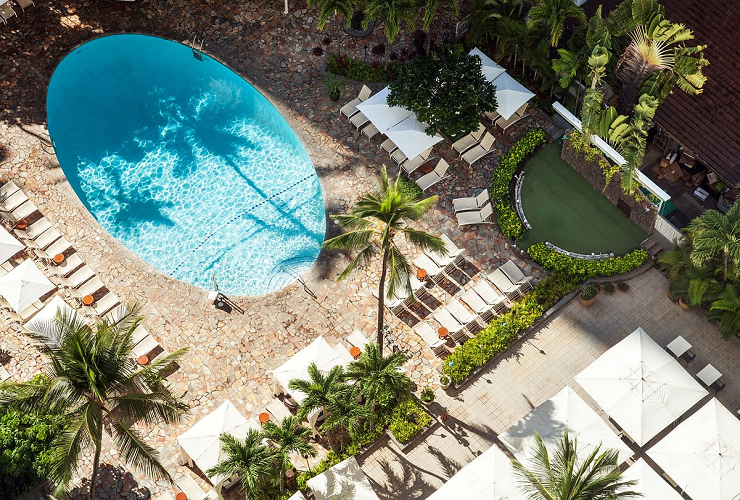 緑豊かな自然に囲まれたトロピカルなプール