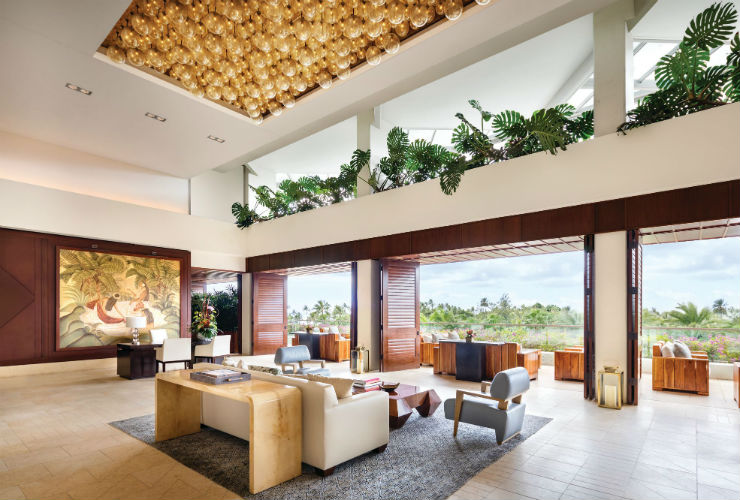 風吹き抜けるエレガントなロビー