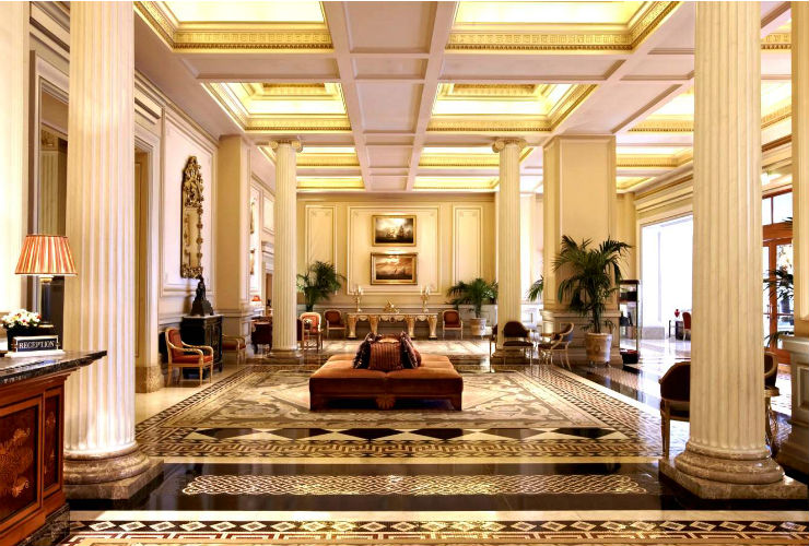 ギリシャの宮殿を思わせるつくりの内装。