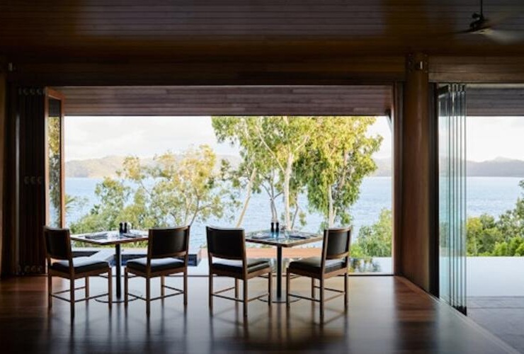 最高のロケーションで夕日を眺めながら食事を楽しめる『ロングパビリオンレストラン』