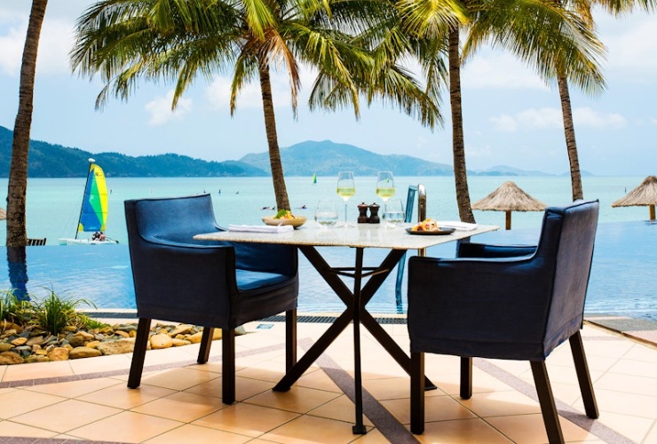 『ビーチクラブレストラン』ではキャッツアイビーチを眺めながらオーストラリア料理に舌鼓！