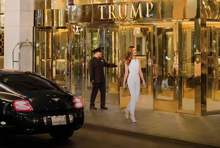 高級感溢れるゴールドが特徴のエントランス