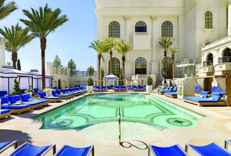 ヨーロッパのリゾートを彷彿とさせる屋外プール