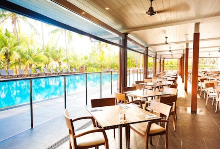 『プールテラスレストラン』ではプールを見渡しながら食事をお楽しみいただけます。